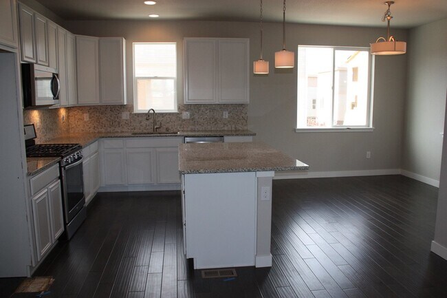Foto del edificio - Available March 15th! "Spacious 3-Bedroom Townhouse Retreat in Aurora!"