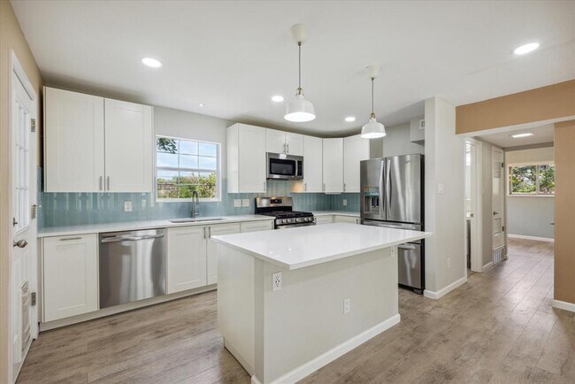 Building Photo - 2118 Vanderbilt Ln