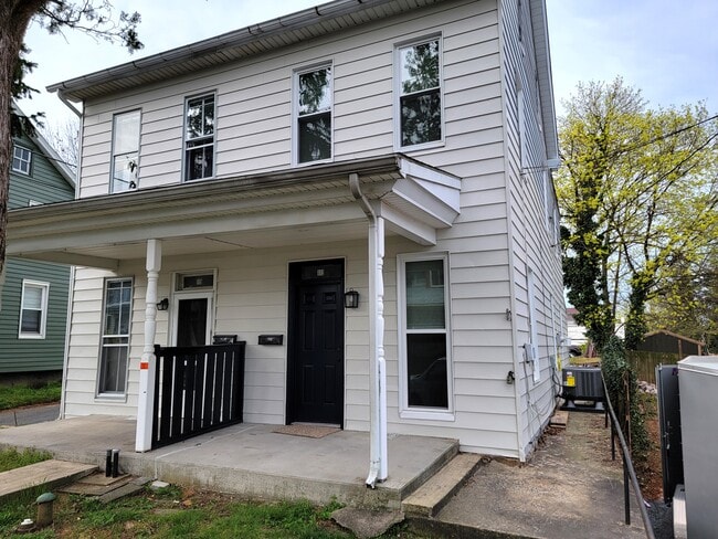 Building Photo - 113 E Chestnut St