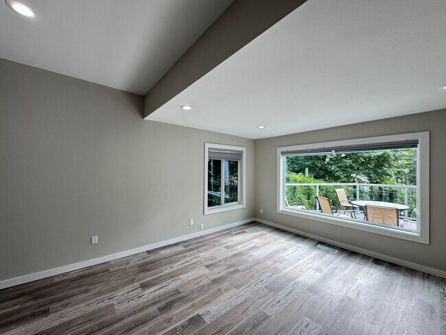 Building Photo - Beautifully Remodeled Lakeside Home in the...