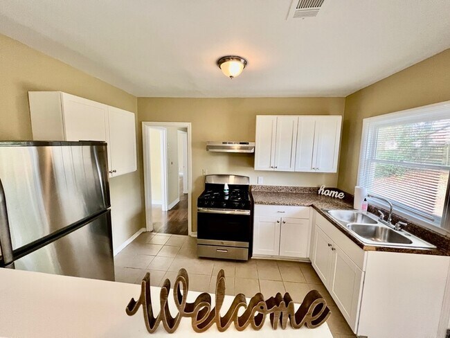 Building Photo - 661 burbank circle, smyrna, ga 30080