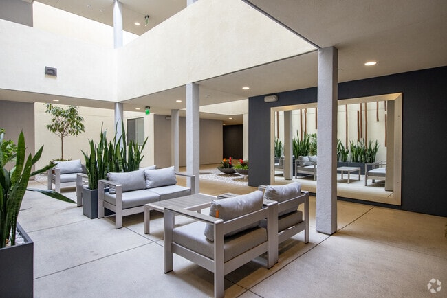 Common Area - 5327 Hermitage Ave