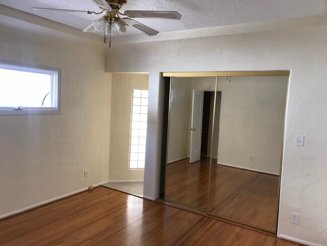 Foto del edificio - 1132 E Elmwood Ave