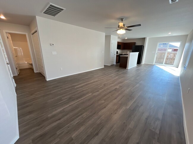 Foto del edificio - *Pre-leasing* NEWER Three Bedroom | Two Ba...