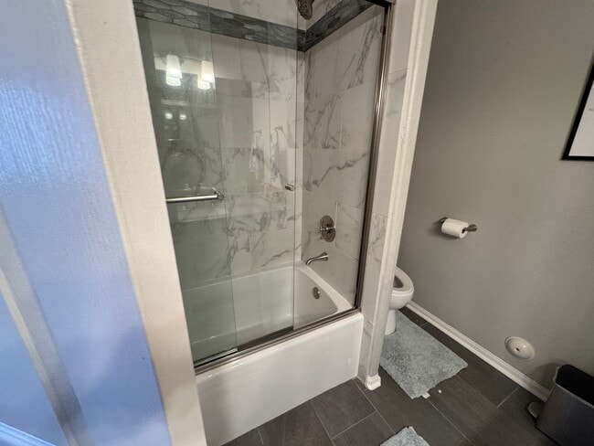 Building Photo - Spacious, updated and inviting