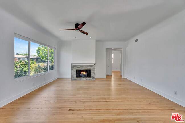 Foto del edificio - 7878 Naylor Ave