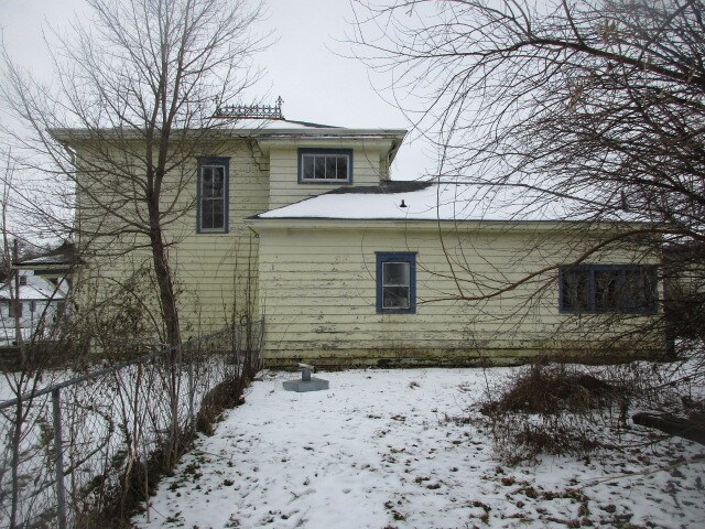 Building Photo - 923 Custer St