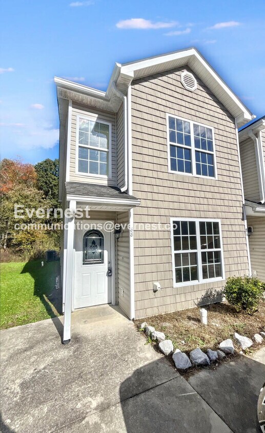 Primary Photo - 3 Bed, 2 Bath Townhome with Off-Street Par...
