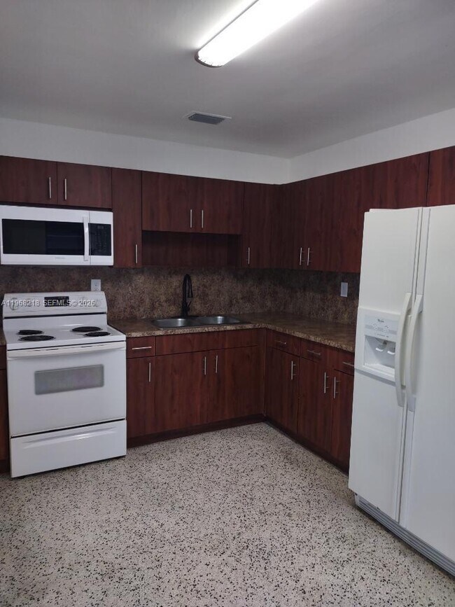 Foto del edificio - 3437 NW 4th St