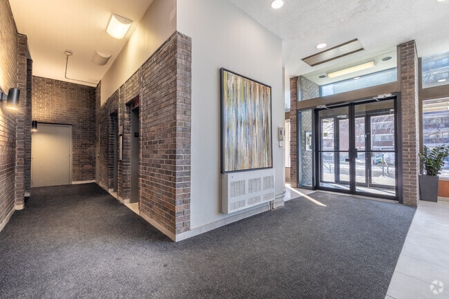 Building Entrance - 5505 Boul Cavendish