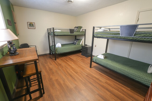 Foto del edificio - 425 Hemlock Ln