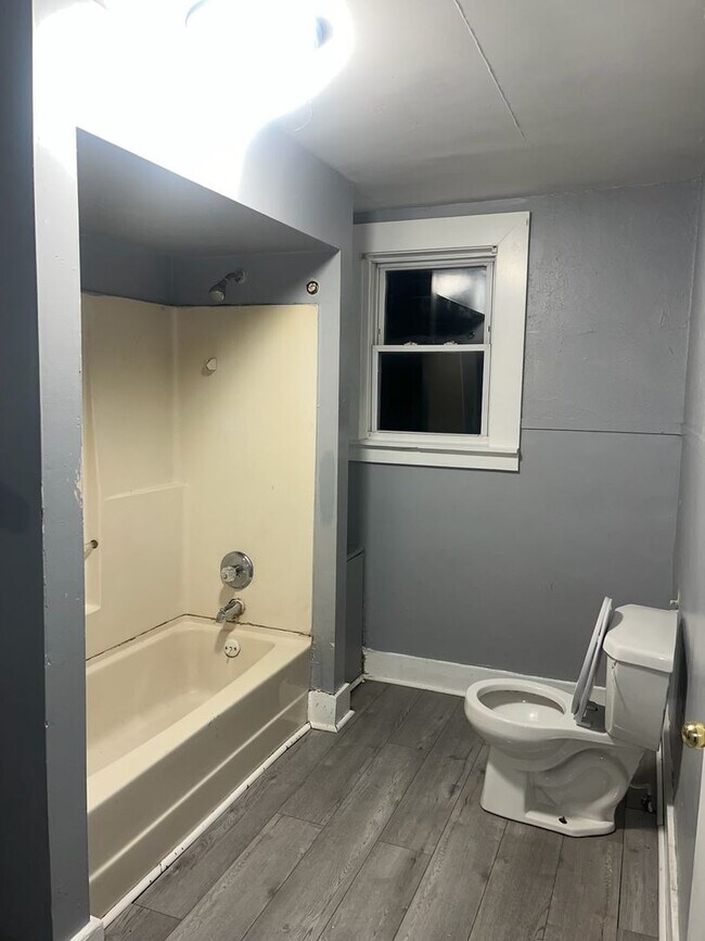 Building Photo - 423 W Marion St