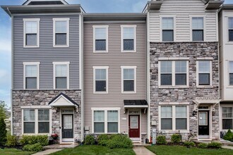 Building Photo - 833 Jarrett Ln