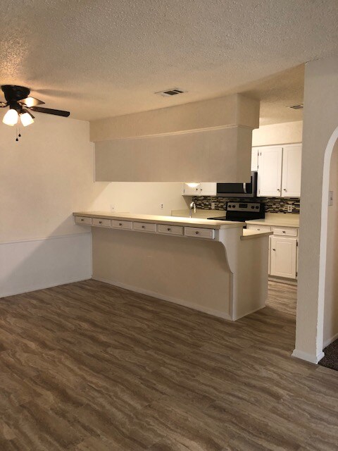 Foto del edificio - 608-610 Billie Ruth Ln