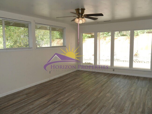 Foto del edificio - Remodeled 4 Bed 2 Bath 1,483 sqft in Fair Oaks