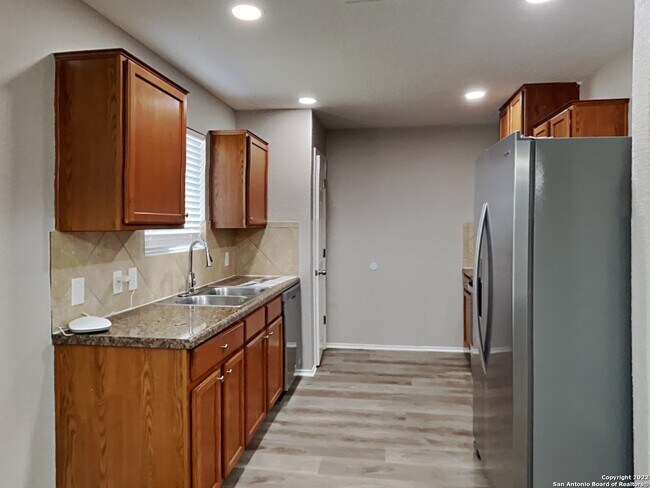 Building Photo - 811 Six Iron