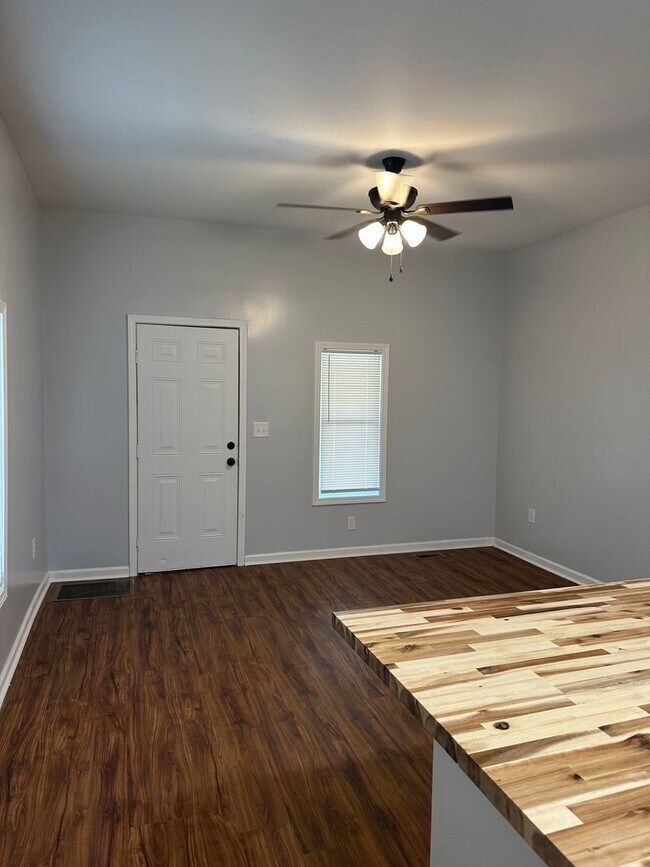 Foto del edificio - Newly Remodeled 1 bedroom/1 bath House