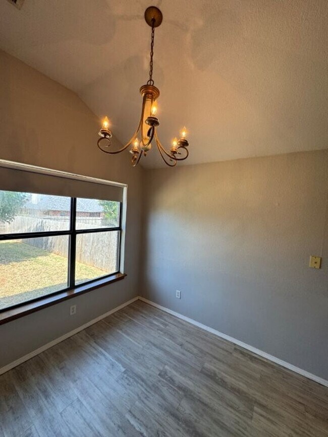 Foto del edificio - 3 bed 2 bath home for rent in Norman near SE 24th and Lindsey, new paint, new flooring, great area!