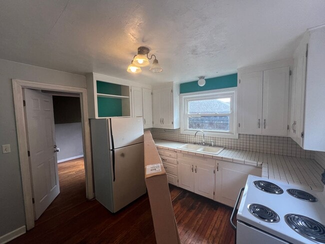 Building Photo - Spacious Upstairs 1 Bedroom + Living Area ...