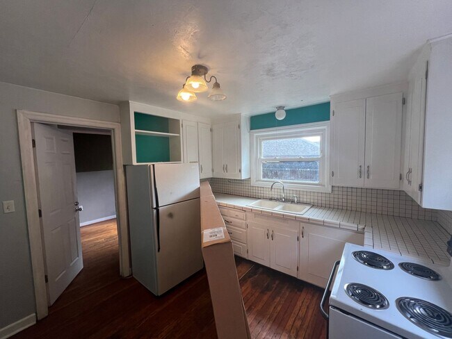 Foto del edificio - Spacious Upstairs 1 Bedroom + Living Area ...