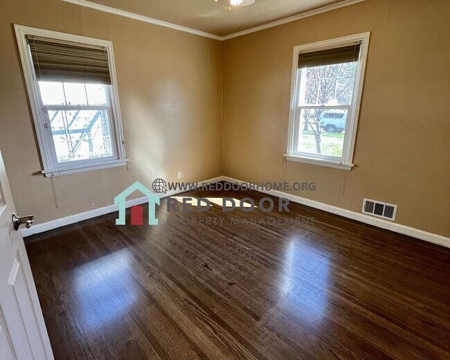 Foto del edificio - Charming Corner Lot with Large Backyard & ...