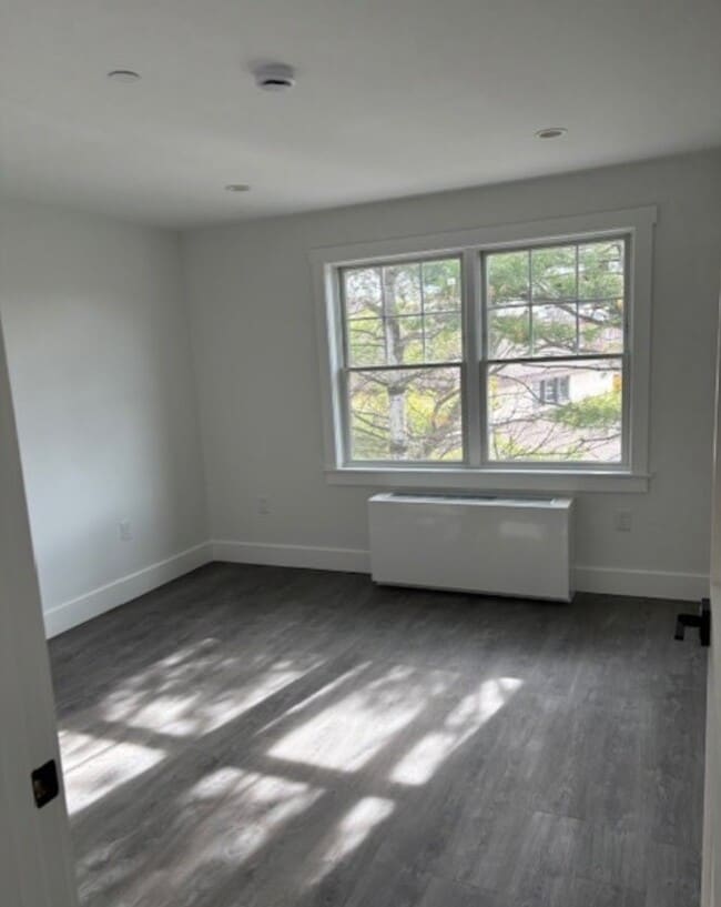 Building Photo - 180 Deer Park Ave