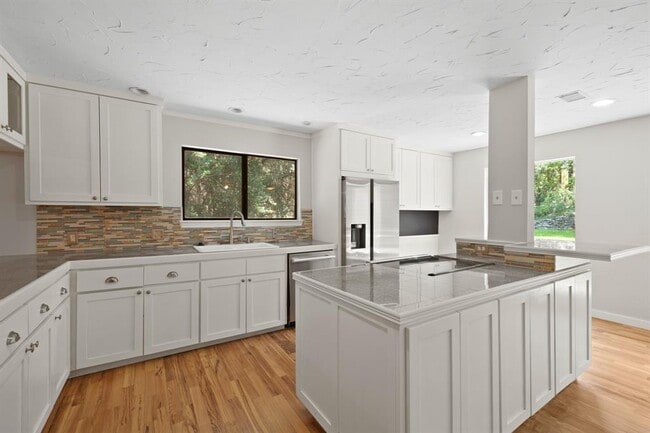 Building Photo - 2218 Bahama Rd