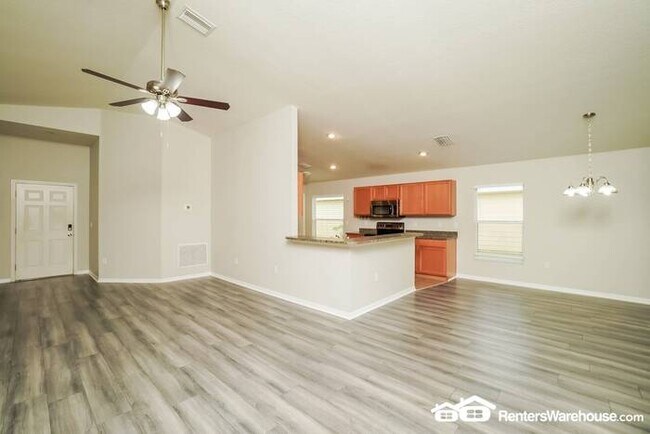 Building Photo - Ten Oaks 4 BR Available Now!