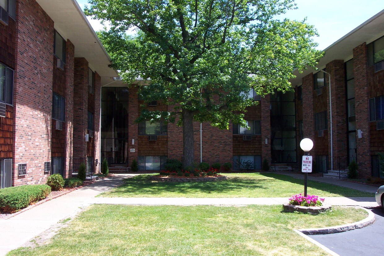 Building Photo - 608 Park Ave