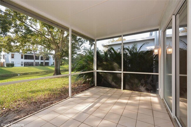 Foto del edificio - 6215 Old Court Rd