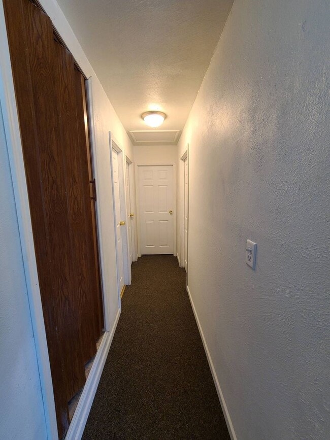 Building Photo - 3 Bedroom 1 Bath Ranch Near Schools and Pa...