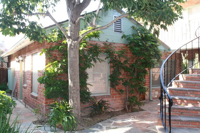 Building Photo - 2023 Cloverfield Blvd