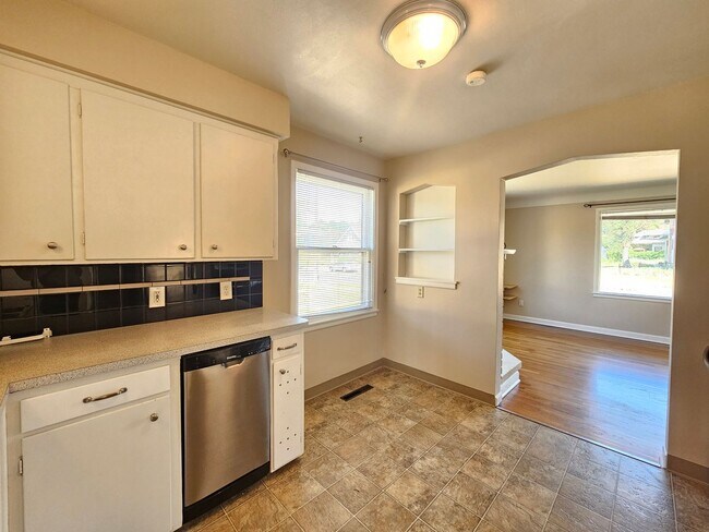 Foto del edificio - $1,700 - 2 Bed / 1 Bath Charming Rancher H...