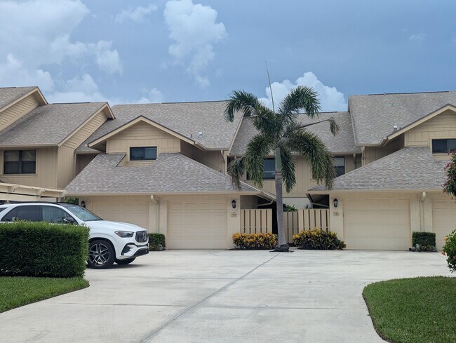 Building Photo - 16941 Waterbend Dr