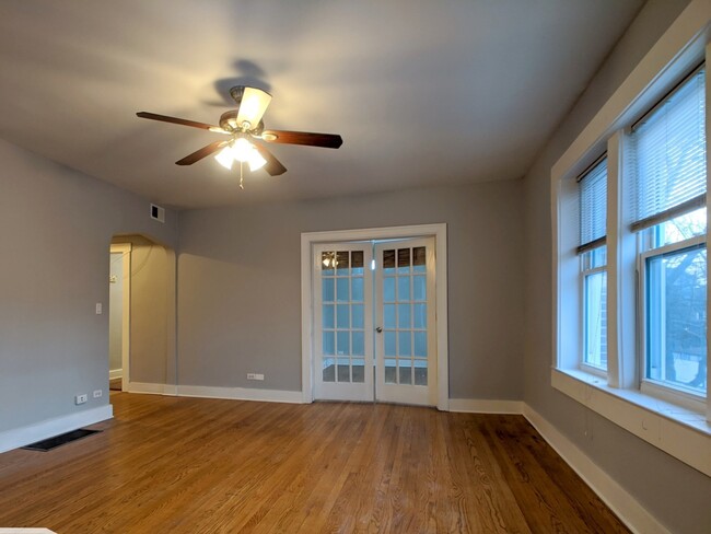 Building Photo - 5027 N Harding Ave