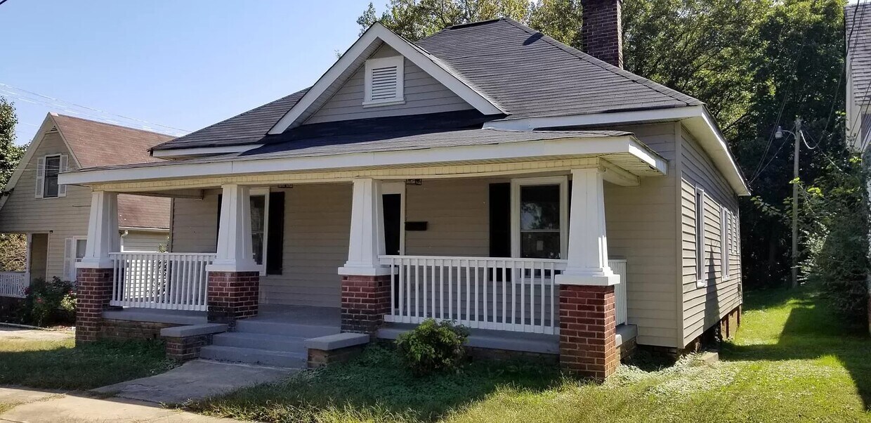 Building Photo - 303 S Yadkin Ave