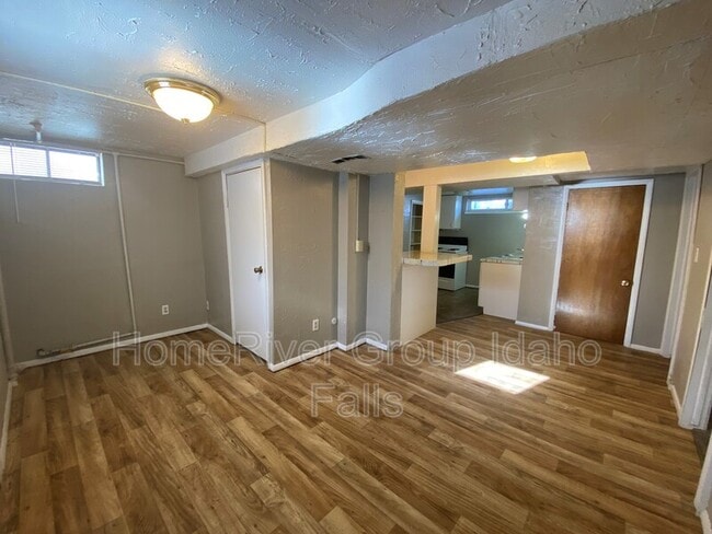 Building Photo - 106 S 3rd W