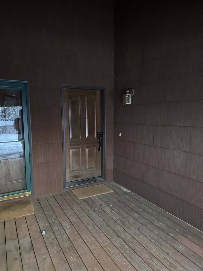 Building Photo - Newly Remodeled, 1 Bed/1 Bath Garage/Washer/Dryer