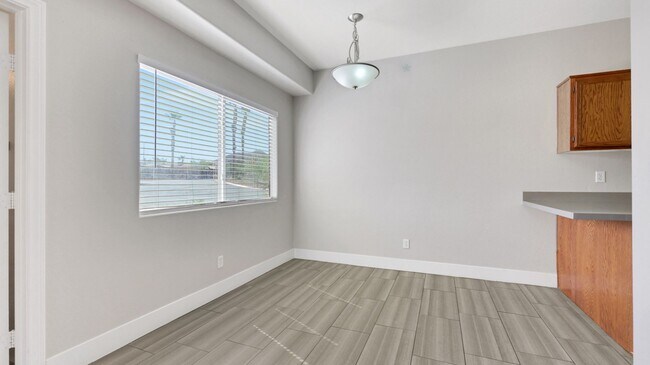 Building Photo - 2 bedroom+loft townhome with attached 2 ca...