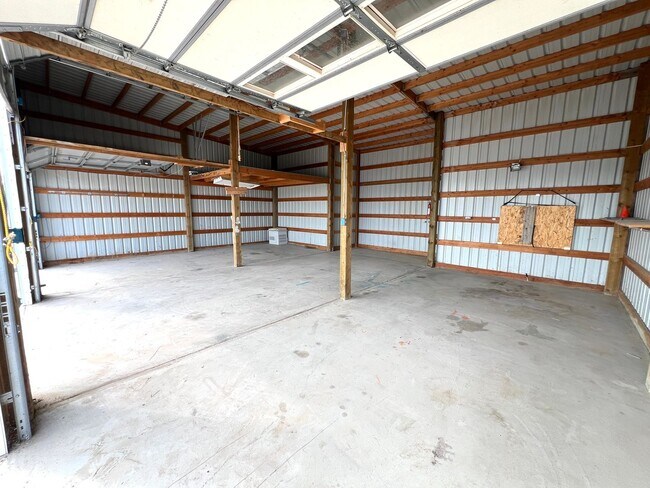 Foto del edificio - Pet Friendly 3 Bed 2 Bath Mobile Home in the North Valley With Fenced Yard, Big Garage/work shop,...
