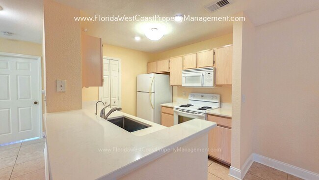 Foto del edificio - MOVE IN READY! LARGE 2 BEDROOM/2 BATH PLUS ATTACHED GARAGE! TILE/LVP THROUGHOUT!