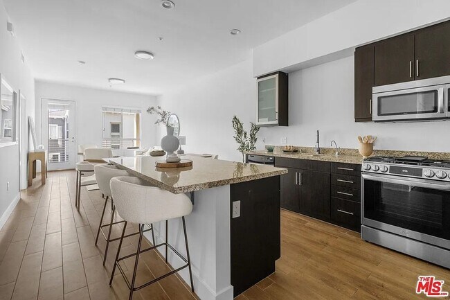 Foto del edificio - Beautiful Playa Vista Home With In Unit La...
