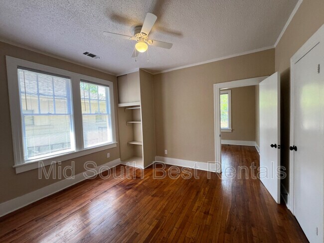 Building Photo - 991 N Willett St