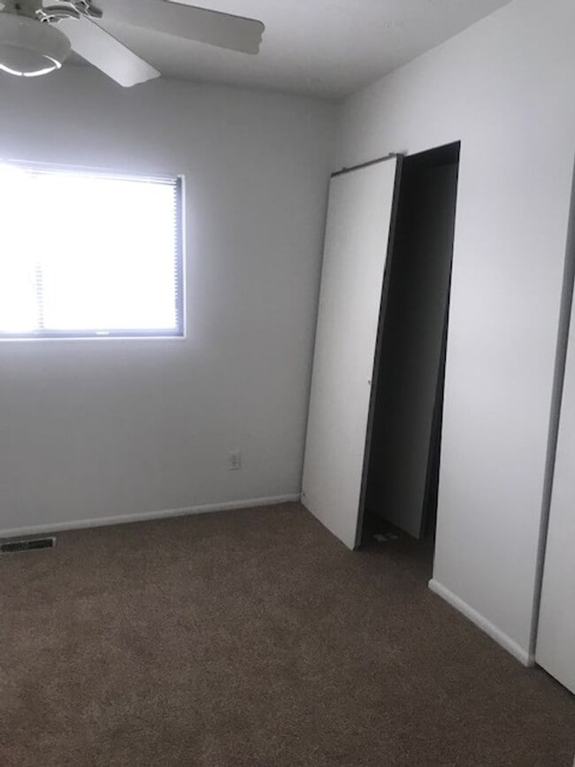 Building Photo - Beautifully updated townhouse, air conditi...