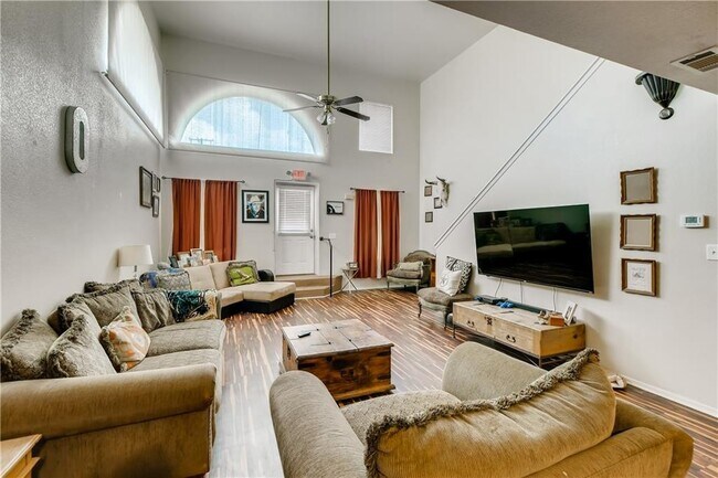 Interior Photo - 108 E Davilla St
