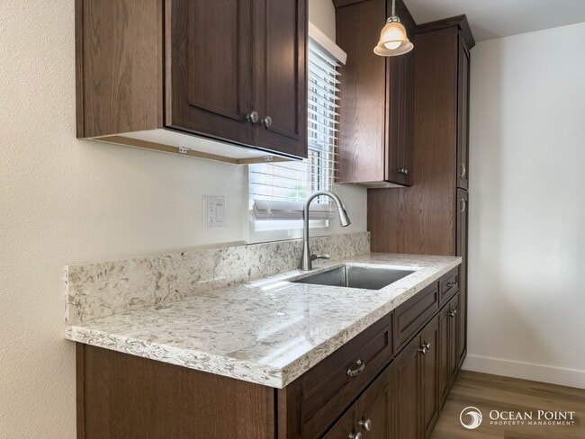 Building Photo - Newly Remodeled 2 Bedroom Apartment for Rent in Midtown Ventura!