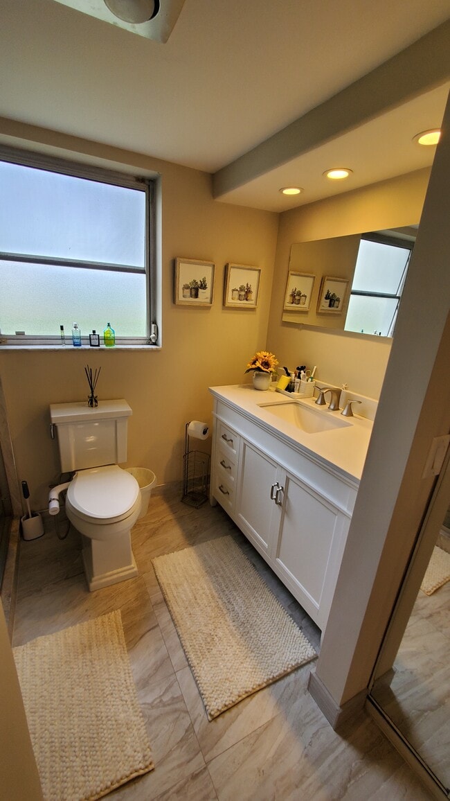 Master Bath pic1 - 3800 Oaks Clubhouse Dr