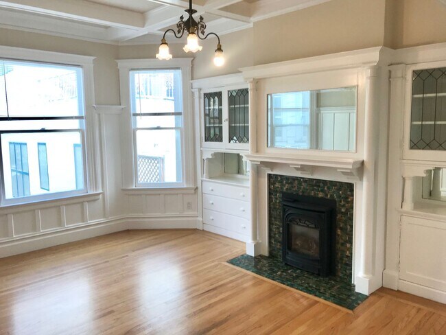 Foto del edificio - Top Floor Huge 4BR Flat, In Unit Laundry i...