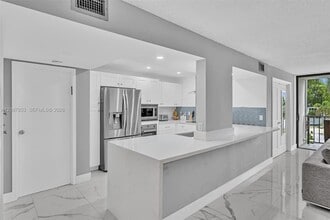 Building Photo - 1000 Parkview Dr