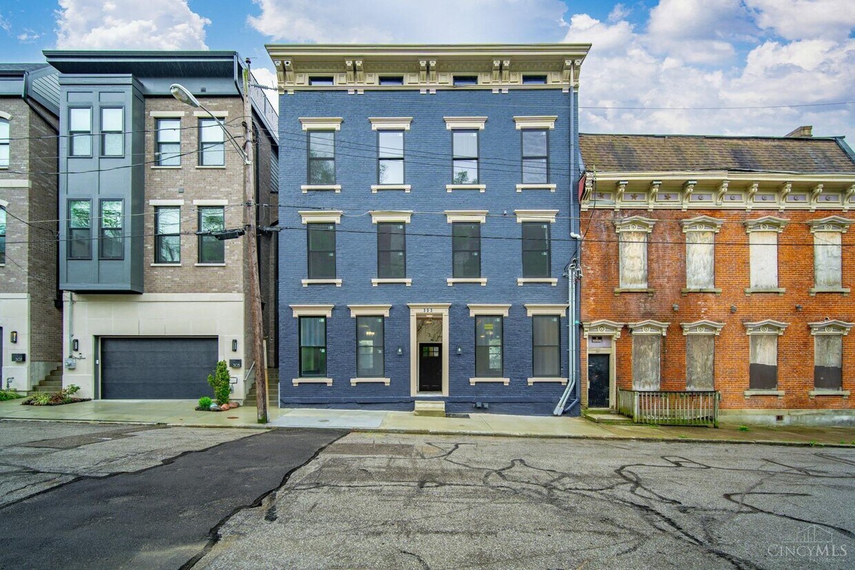 Primary Photo - 303 Seitz St